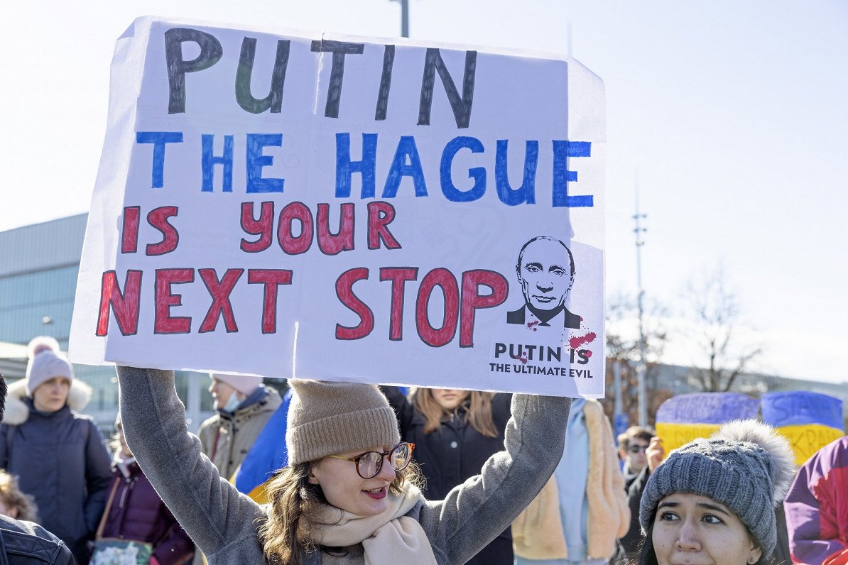 Demonstrācija pie ANO mītnes Ženēvā ar saukli &quot;Putin, Hāga ir tava nākamā pietura&quot;. Hāgā d...