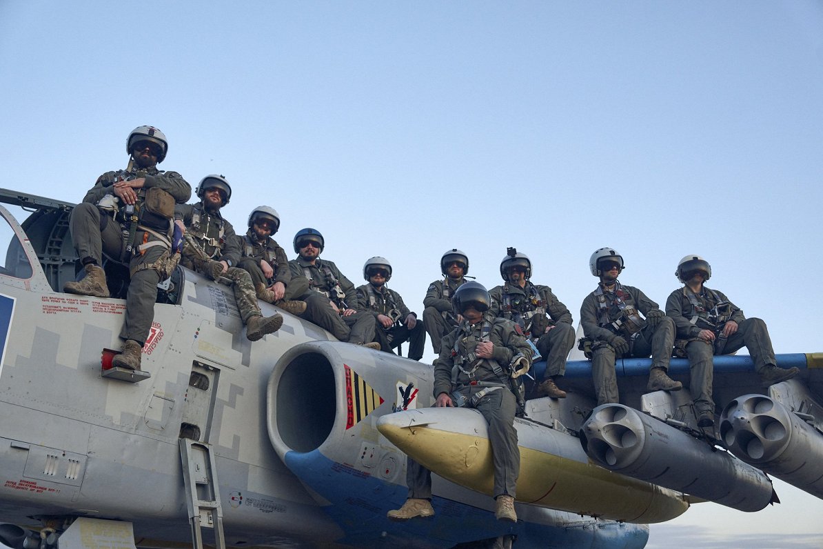 Ukrainas kara aviācijas piloti uz &quot;Su-25&quot; lidmašīnas
