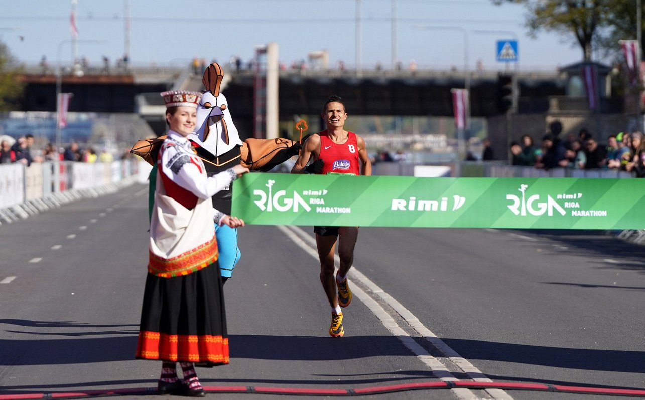 Dmitrijs Serjogins finišē pusmaratonā