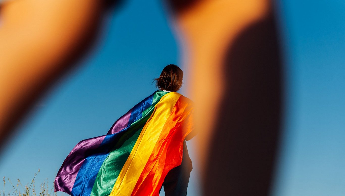Cilvēks ar LGBT kustības simbolu - varavīksnes karogu