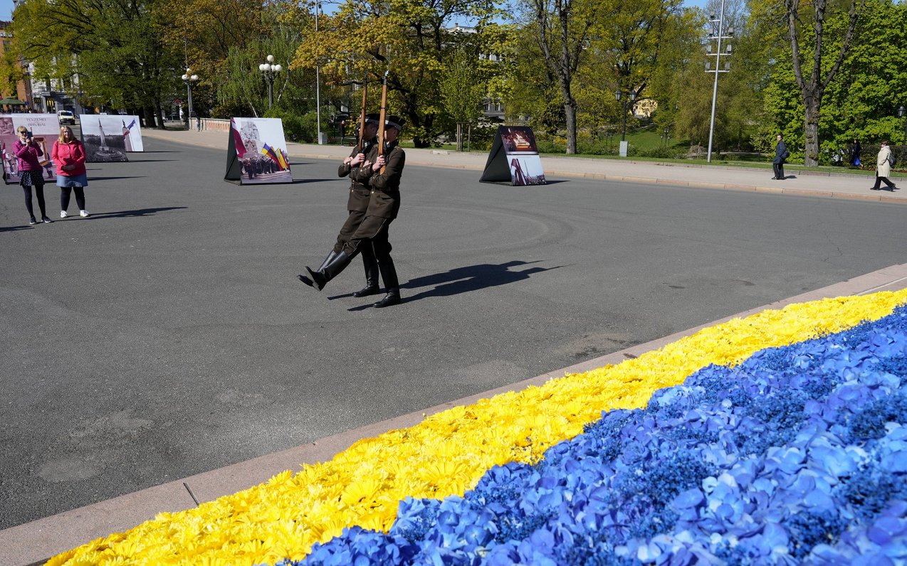 Pie Brīvības pieminekļa izveidota ziedu kompozīcija Ukrainas karoga krāsās