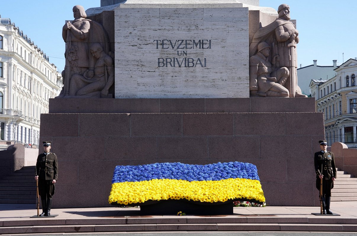 Pie Brīvības pieminekļa izveidota ziedu kompozīcija Ukrainas karoga krāsās