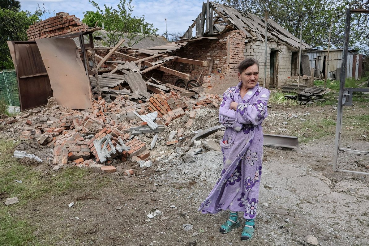 Женщина и ее разрушенный при обстреле дом. Украина, Камышеваха, Запорожская область.  08.05.2023