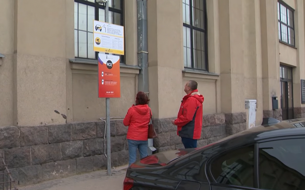 Lai izlasītu noteikumus, jāņem līdzi trepes. Vai autostāvvietās tas ir pieņemami?