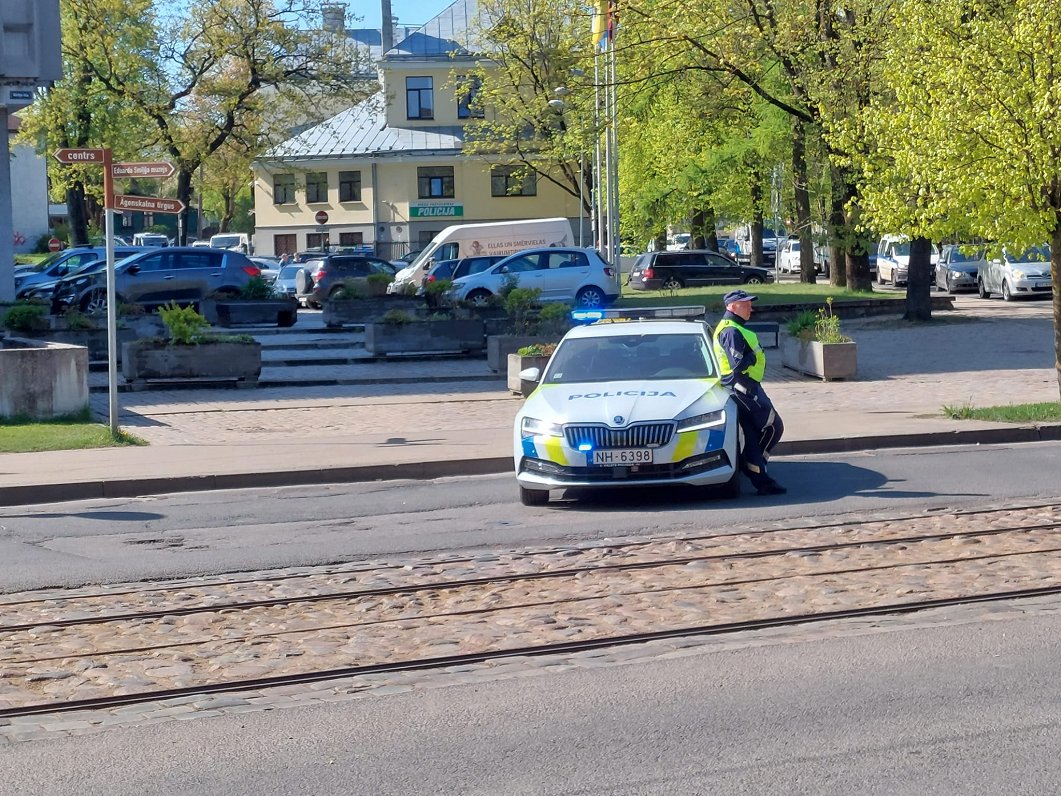 Полиция дежурит у Парка победы в Риге