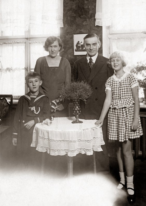 Pēteris un Anna ar saviem vecākiem Eiženiju Pētersoni, dzimušu Milleri, un Jūliju Pētersonu