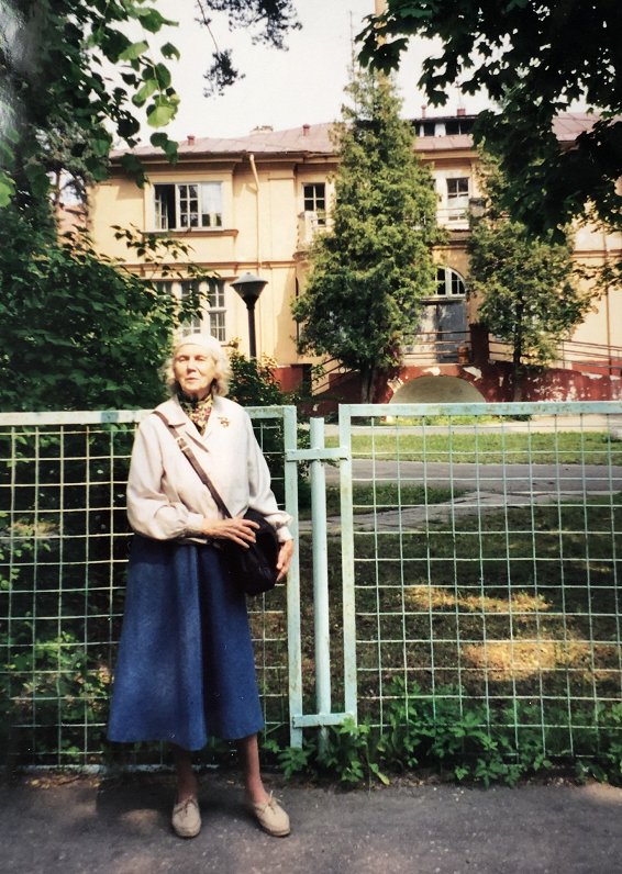 Runča māsa Anna Auzere pie Pētersonu ģimenes mājas Bulduros 1996. gadā, pirms Jūrmalas dome to nojau...