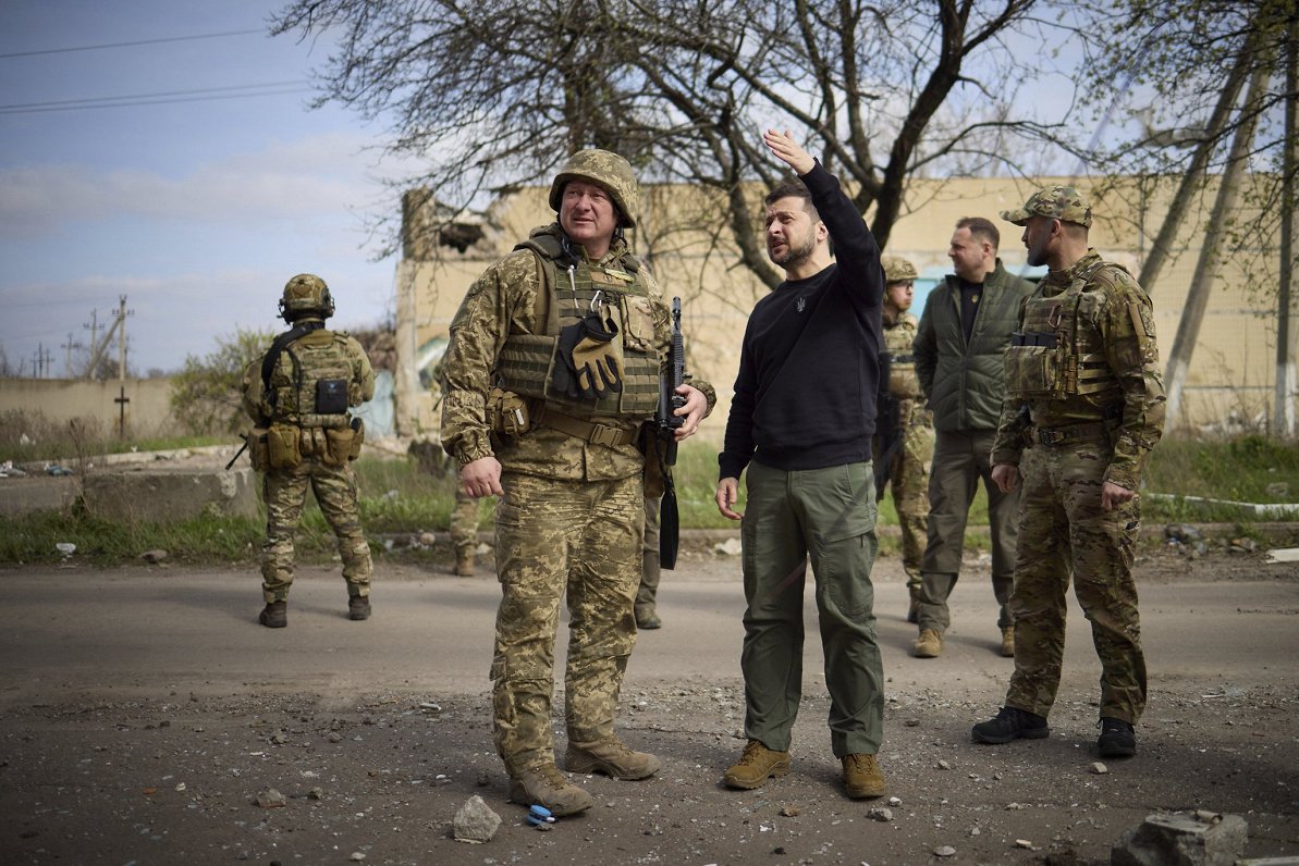 Ukrainas prezidents Volodimirs Zelenskis vizītes laikā pie ukraiņu karavīriem Doneckas apgabalā