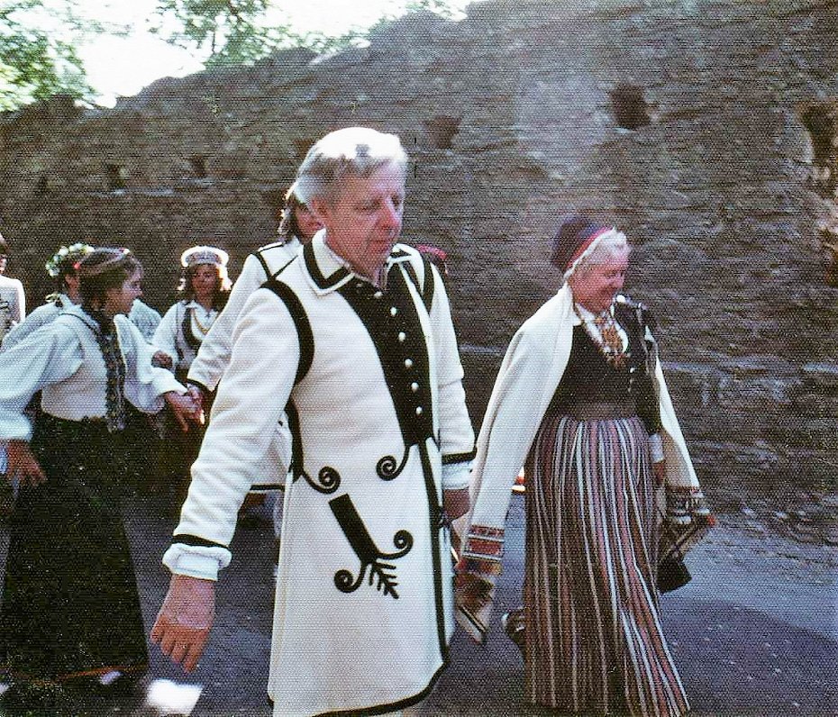 Alfrēds un Zigrīda piedalās gājienā Pasaules brīvo latviešu Dziesmu dienās Gotlandē, Zviedrijā 1979....