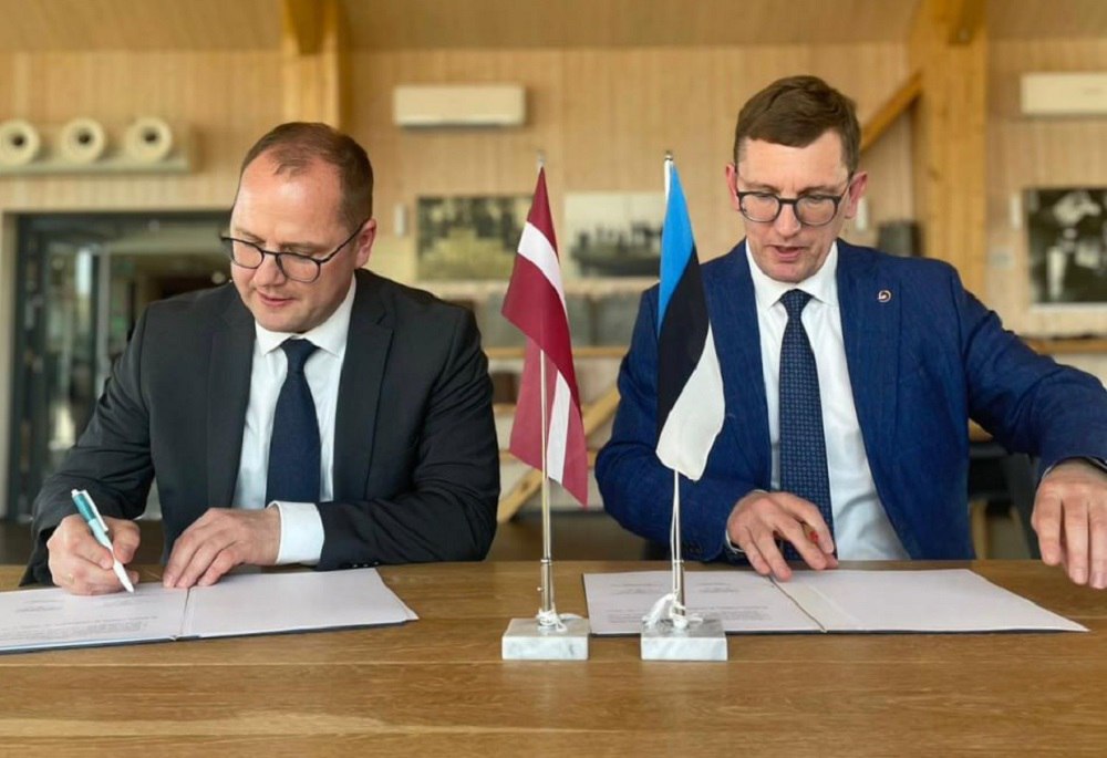 Latvijas Klimata un enerģētikas ministrs Raimonds Čudars (no kreisās) un Igaunijas Klimata ministrs...