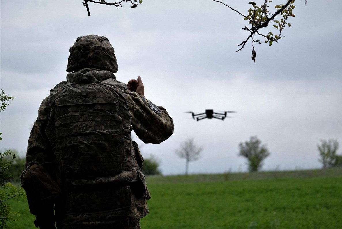 Ukraiņu karavīrs ar izlūkošanas dronu Bahmutas pilsētas apkaimē