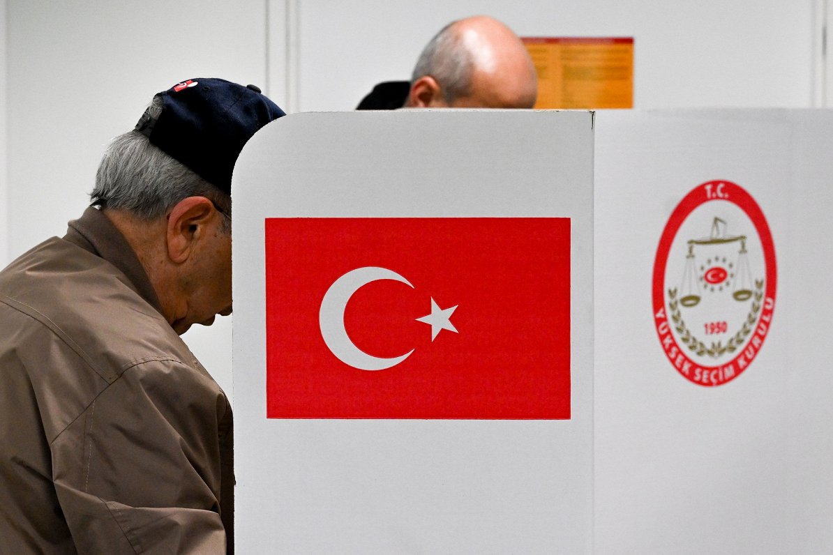 Turku vēlētājs izmanto iespēju nobalsot Turcijas vēstniecībā Berlīnē