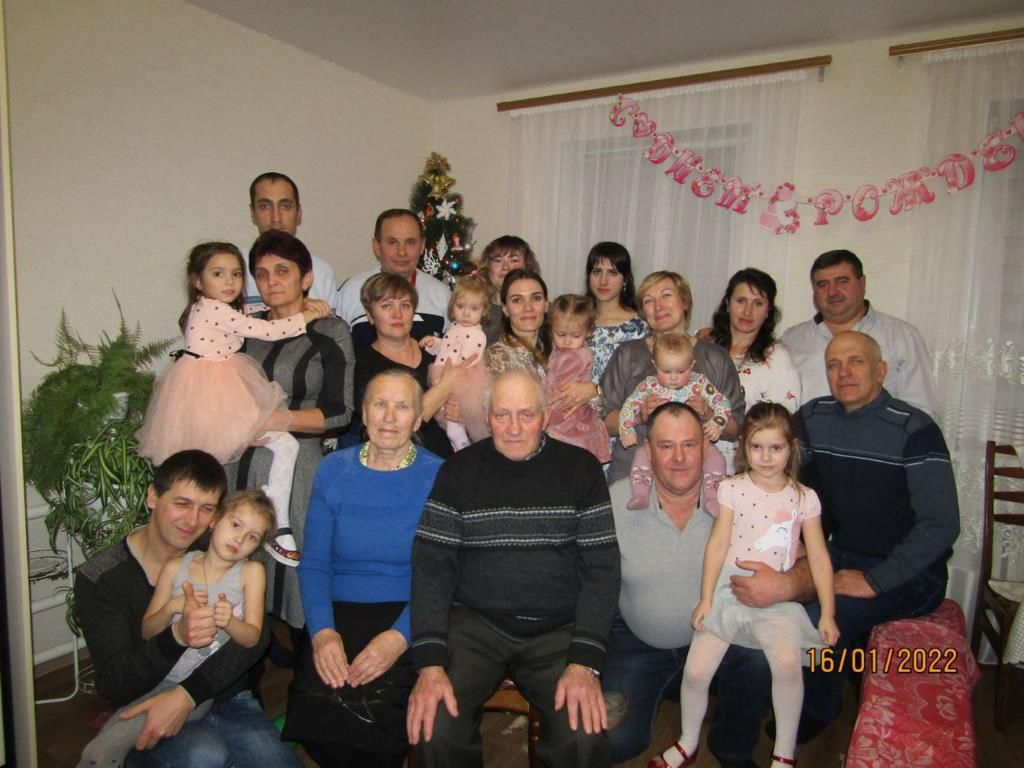 Ukrainietes Svetlanas Vorožbitas kuplās ģimenes kopbilde