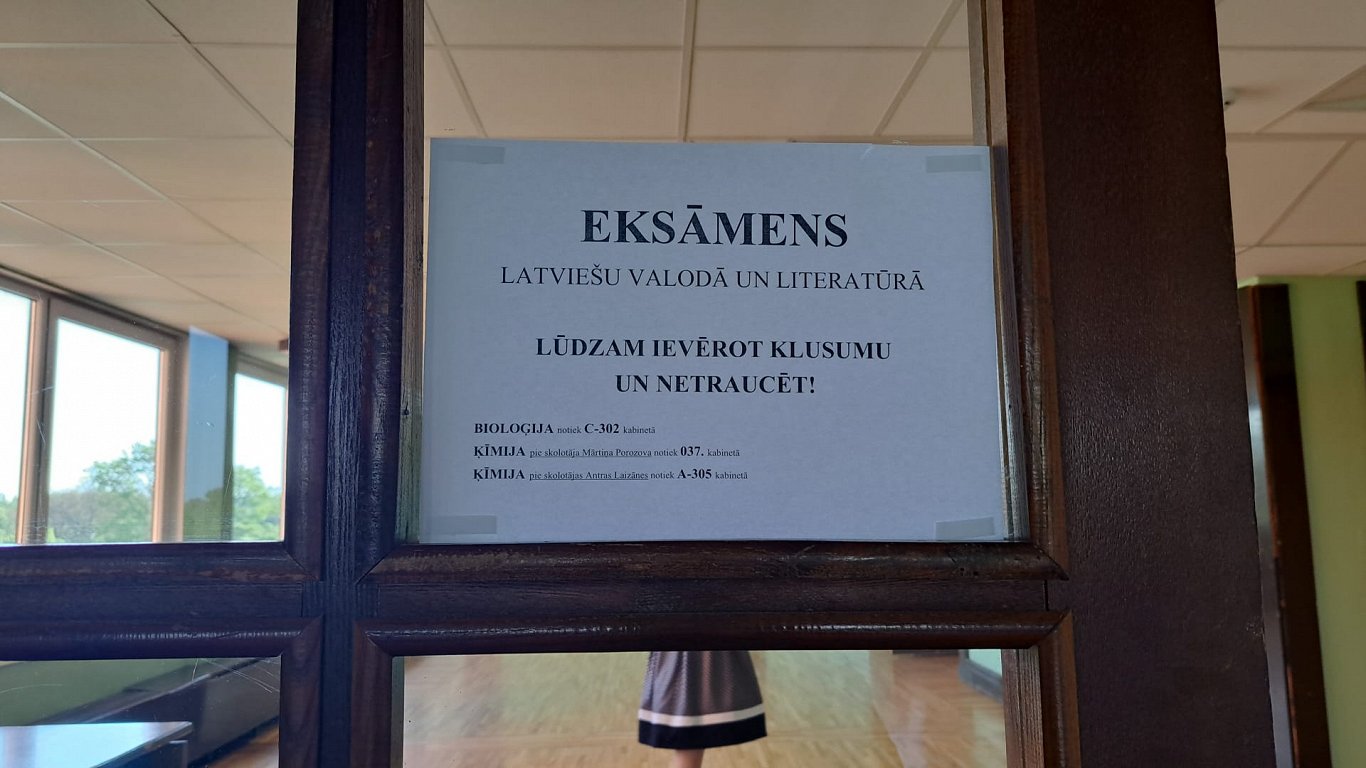 Latvijas skolas eksāmenu sesija/eseja beidzas