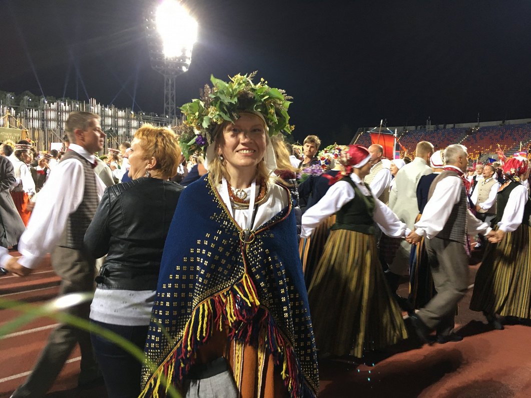 Ieva Struka pašas darinātajā tautastērpā 2018. gada Dziesmu svētkos