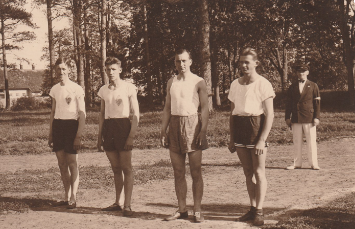 Jānis Daliņš (no labās), Adalberts Bubenko, Arvīds Kurpnieks un Ādolfs Blūmentāls startā Valkas spor...