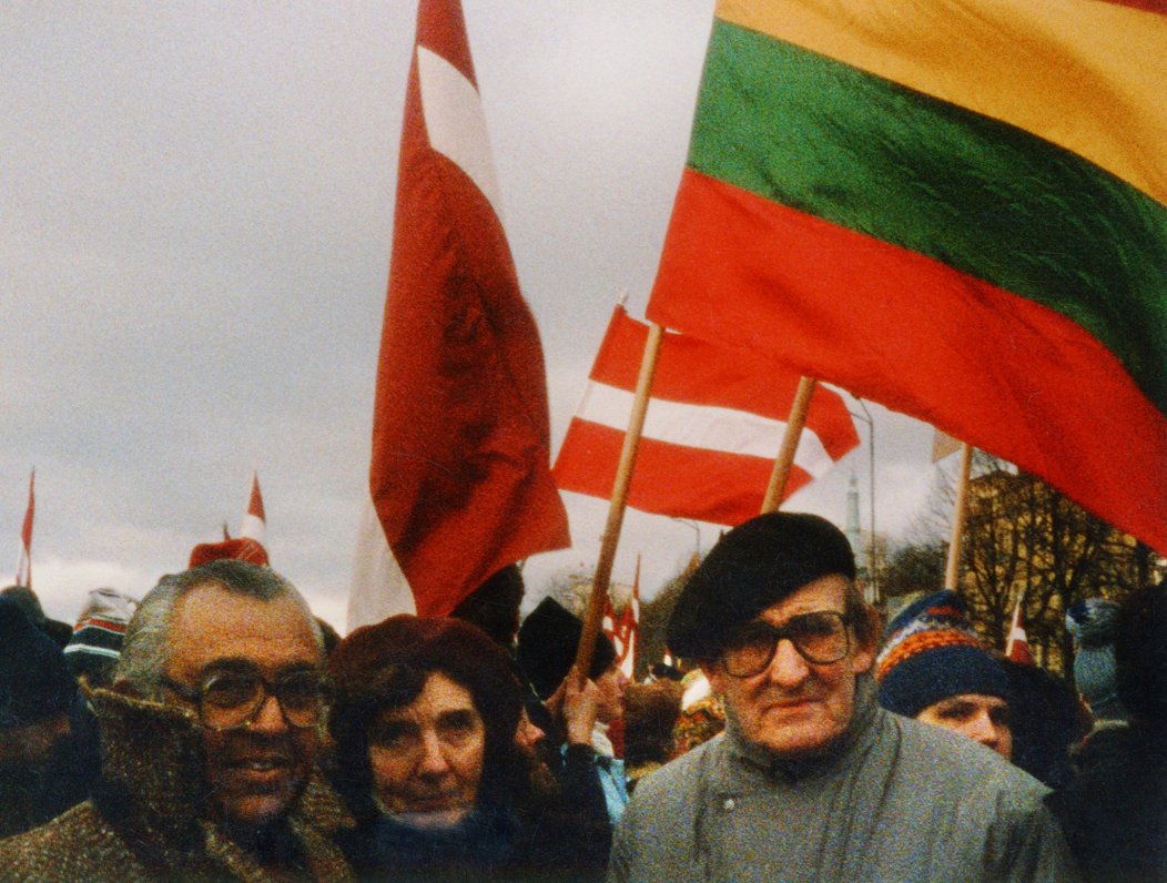 Runcis kopā ar dzīvesbiedri Noru pirmajā Latvijas Tautas Frontes manifestācijā Daugavmalā. 1989. gad...