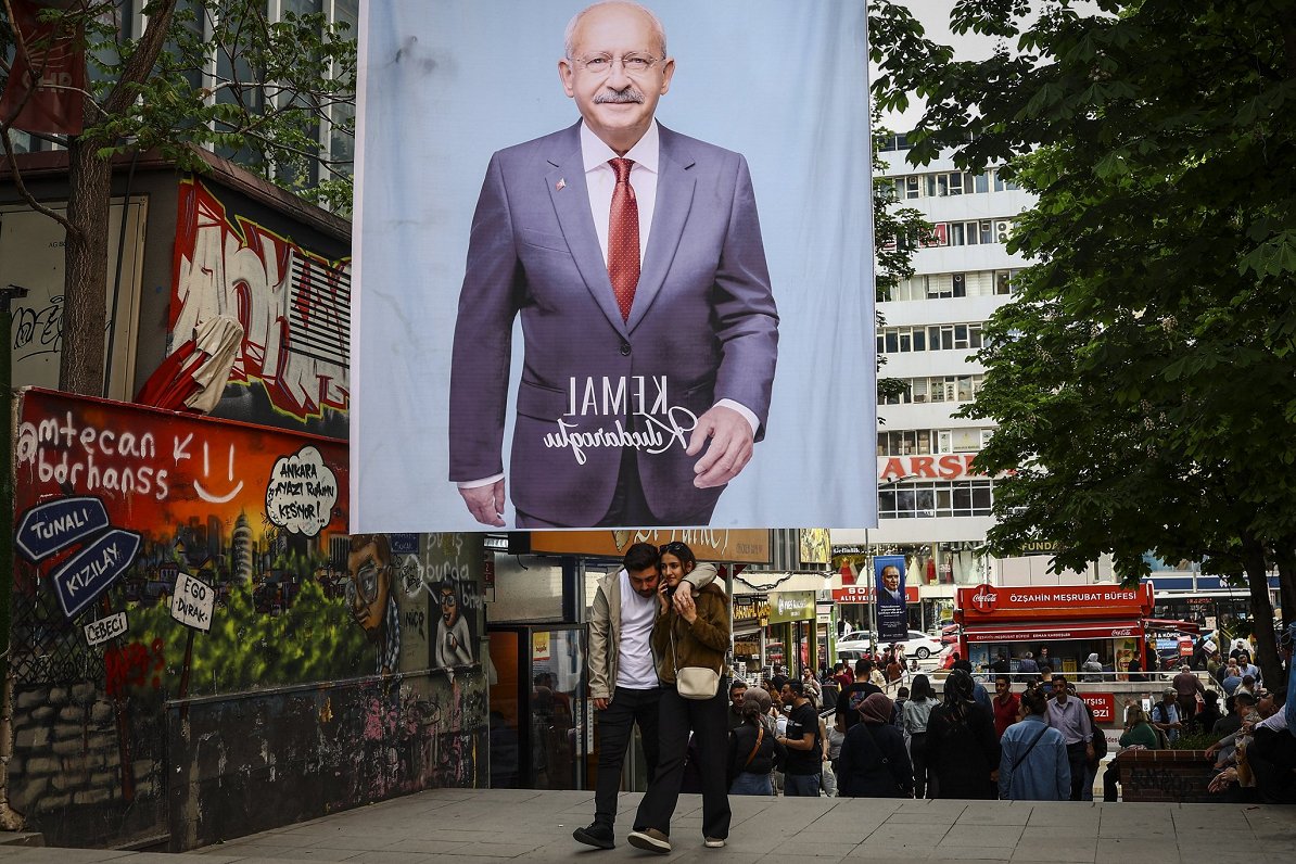 Turcijas prezidenta amata kandidāta Kemala Kiličdaroglu plakāts Ankaras ielās