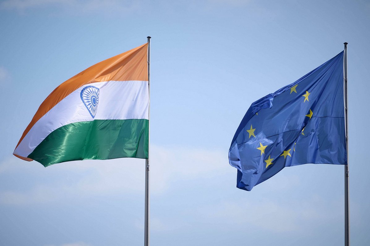 Indijas un Eiropas Savienības karogi