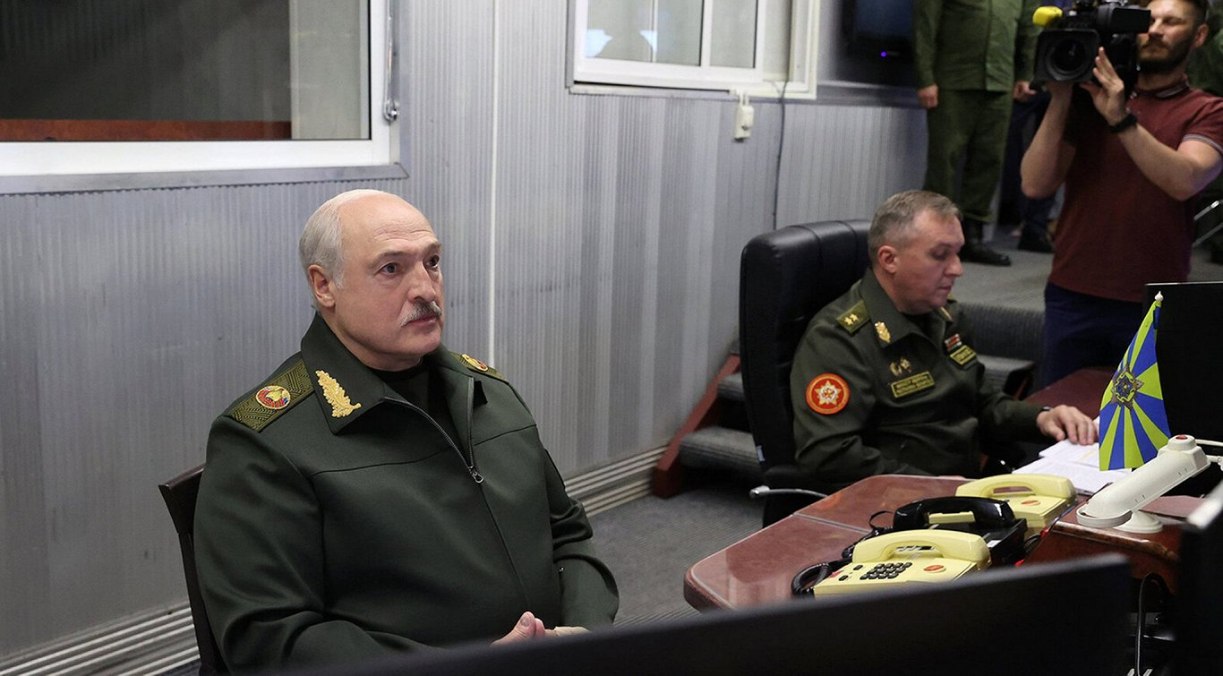 Baltkrievijas vadonis Aleksandrs Lukašenko pirmdien apmeklējis Baltkrievijas pretgaisa aizsardzības...