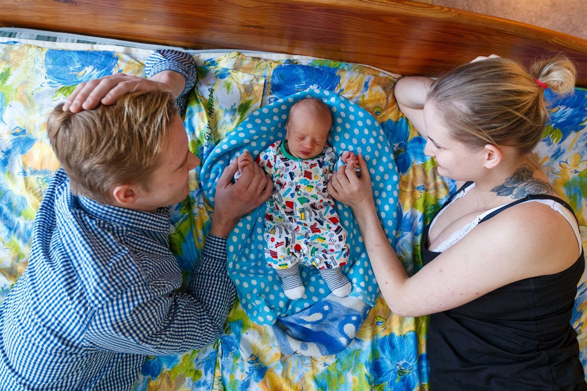 Igaunijas jaunā ģimene ar mazuli