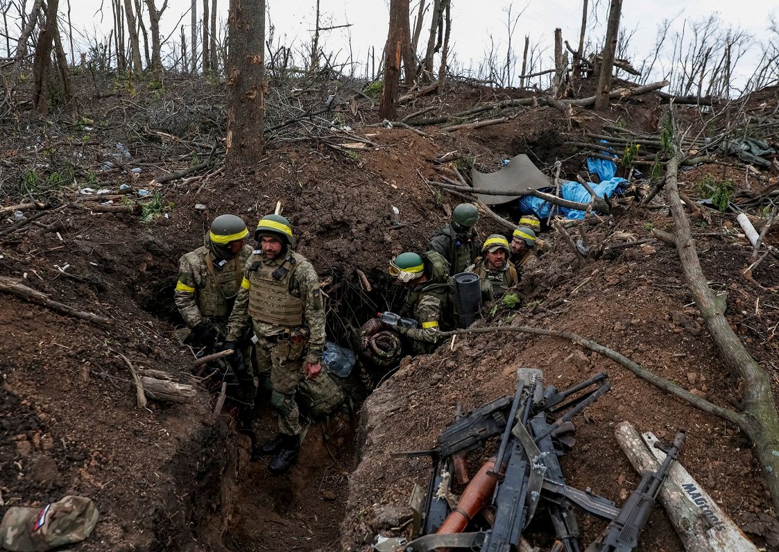 Ukrainas armijas karavīri Bahmutas frontē