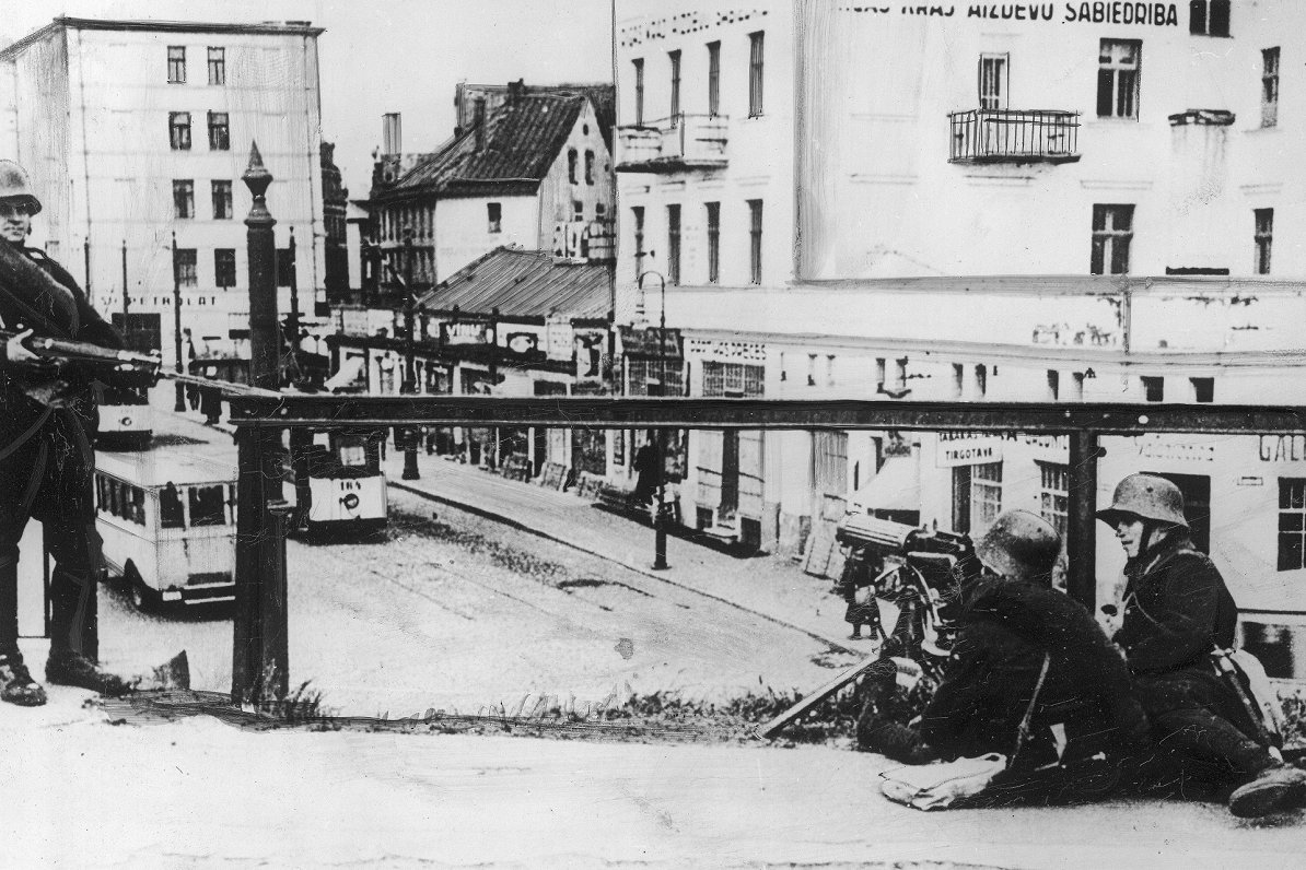Kārļa Ulmaņa valsts apvērsums. Karavīri Rīgas ielās ar ložmetējiem. 1934. gada 15. maijs.