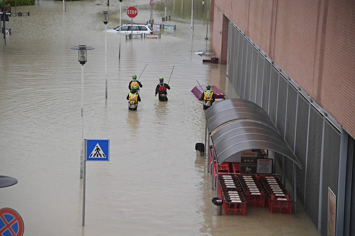 Glābēji Čezēnas pilsētā pēc Savio upes pārplūšanas