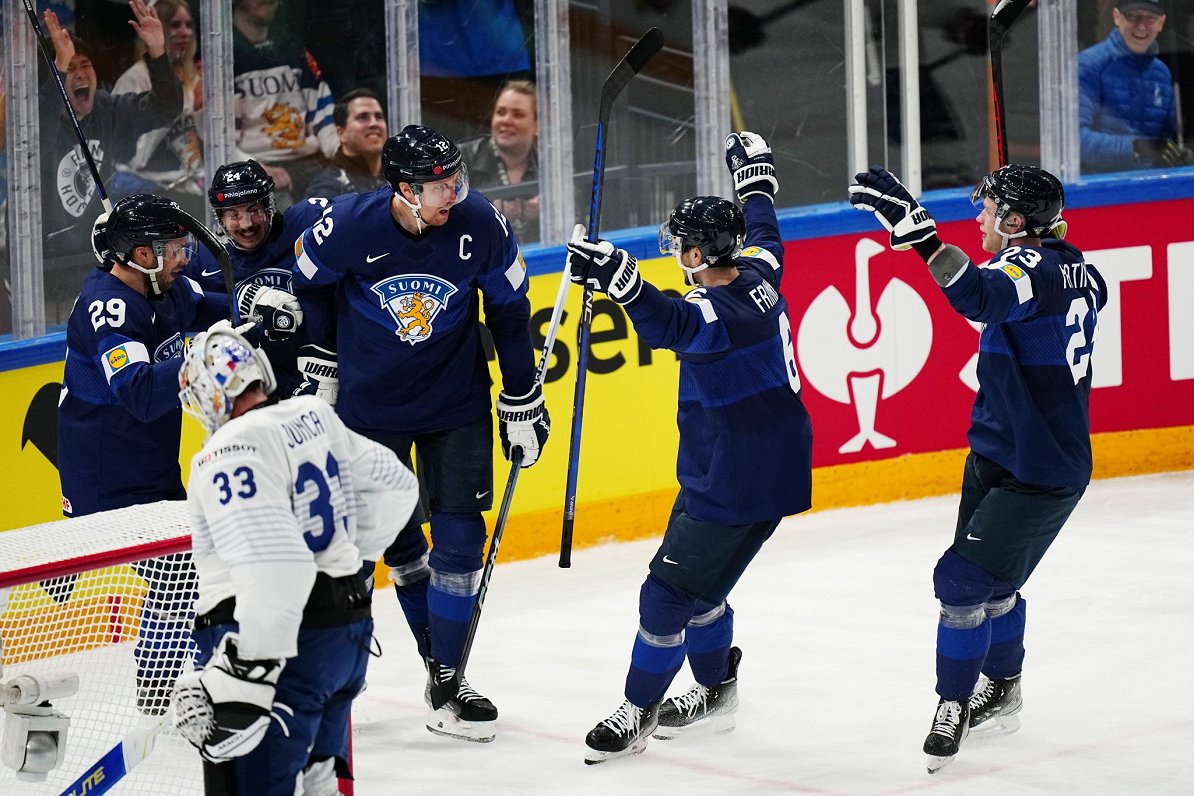 Somijas hokejisti līksmo par Marko Antilas vārtu guvumu spēlē pret Franciju