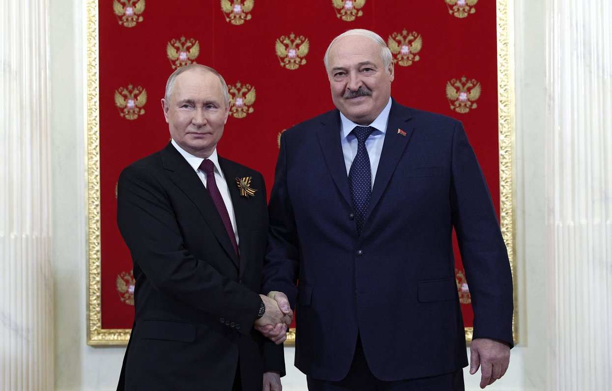 Baltkrievijas vadonis Aleksandrs Lukašenko (no labās) 9. maijā &quot;Uzvaras dienas&quot; svinībās M...