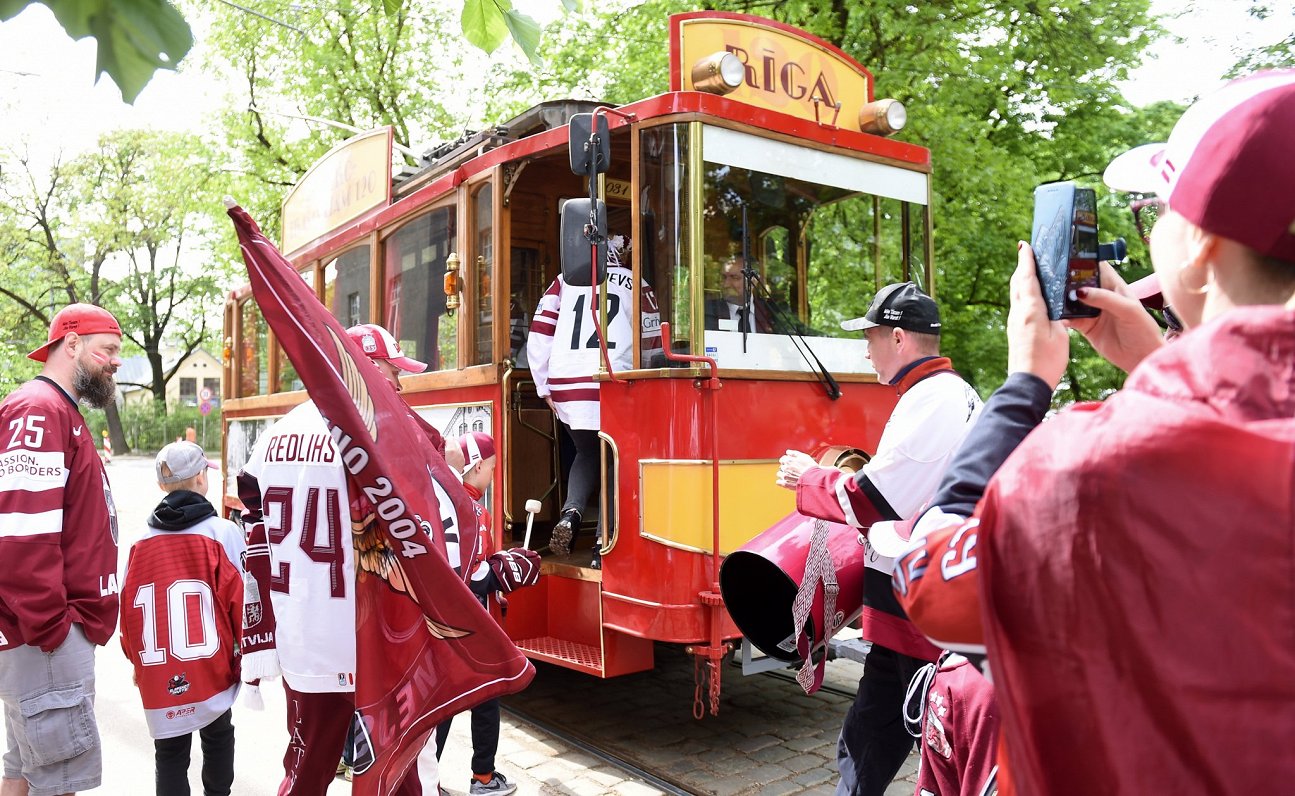 Hokeja fani ar Retro tramvaju dodas uz &quot;Arēnu Rīga&quot;