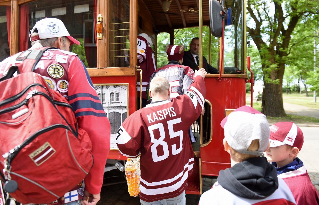 Hokeja fani ar Retro tramvaju dodas uz &quot;Arēnu Rīga&quot;