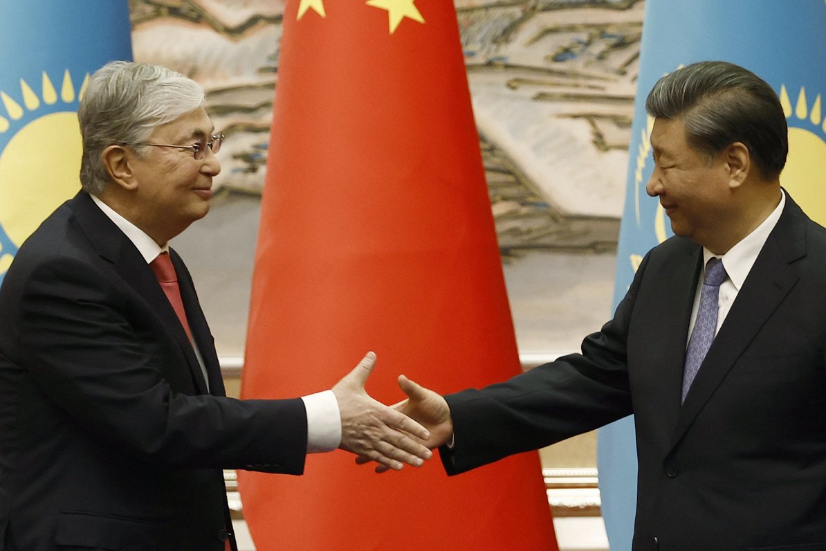 Ķīnas prezidents Sji Dzjiņpins (no labās) tiekas ar Kazahstānas līderi Kasimu Žomartu Tokajevu