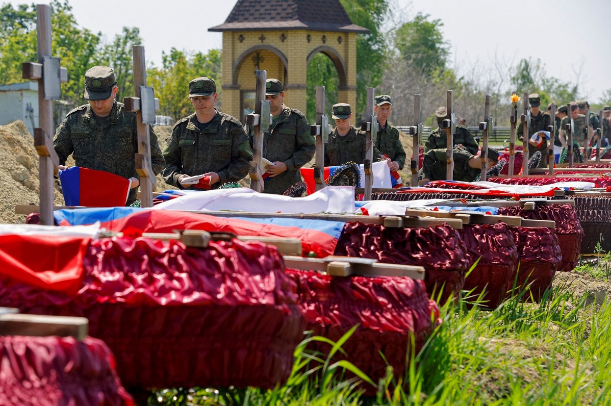 Karadarbībā pret Ukrainu kritušo Krievijas karavīru bēres okupētajā Luhanskas apgabala teritorijā