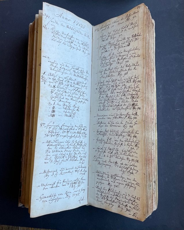 Rīgas pilsētas bibliotēkas jaunieguvumu grāmatā 1796. gada aprīlī reģistrēts apjomīgs Hartknoha Jaun...