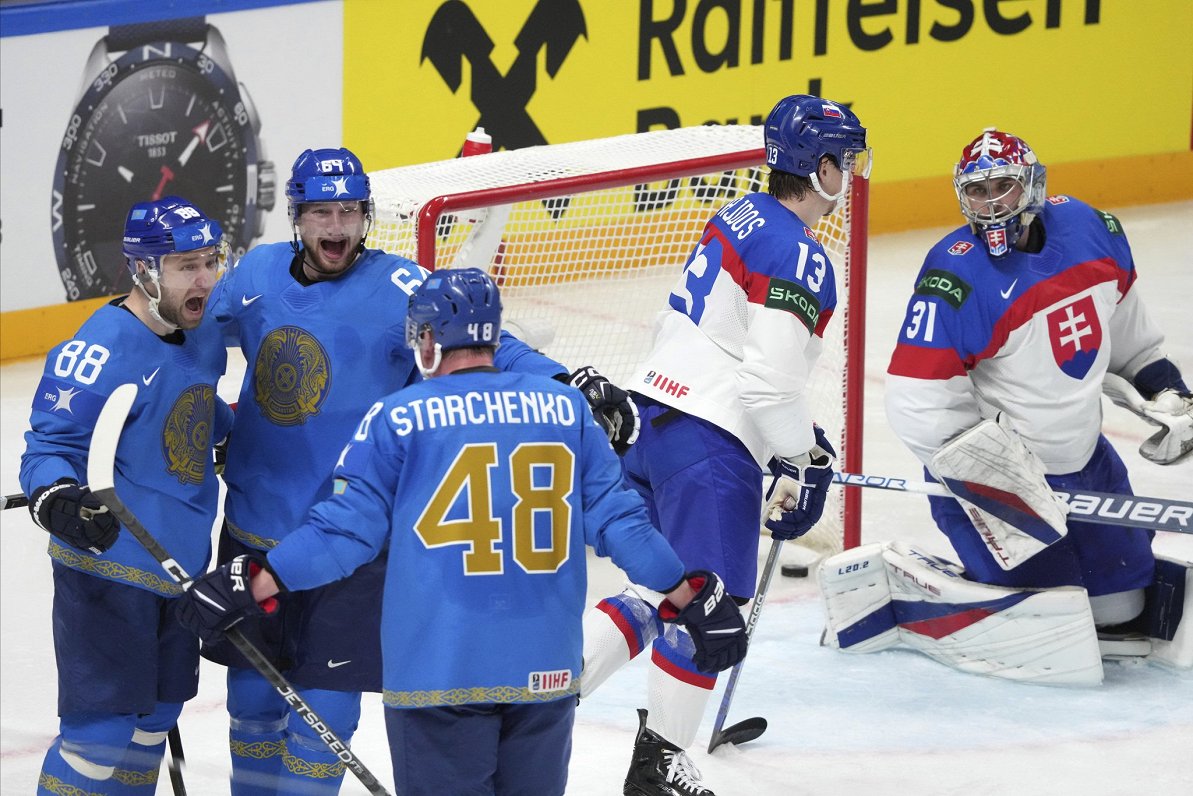 Kazahstānas hokejisti svin vārtu guvumu pret Slovākiju