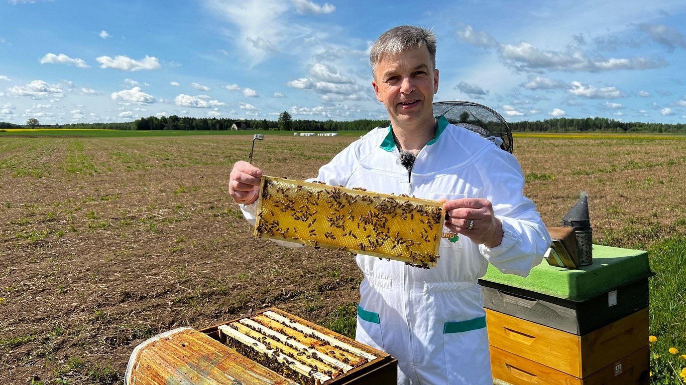 Latvijas biškopības biedrības Siguldas nodaļas vadītājs Jānis Kronbergs.