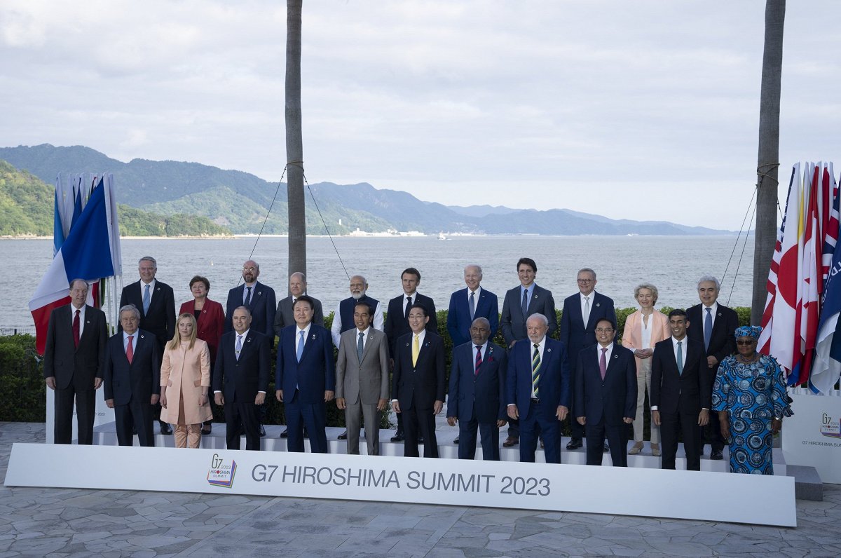 G7 valstu līderi un uzaicinātie citu valstu un organizāciju pārstāvji samitā Hirosimā