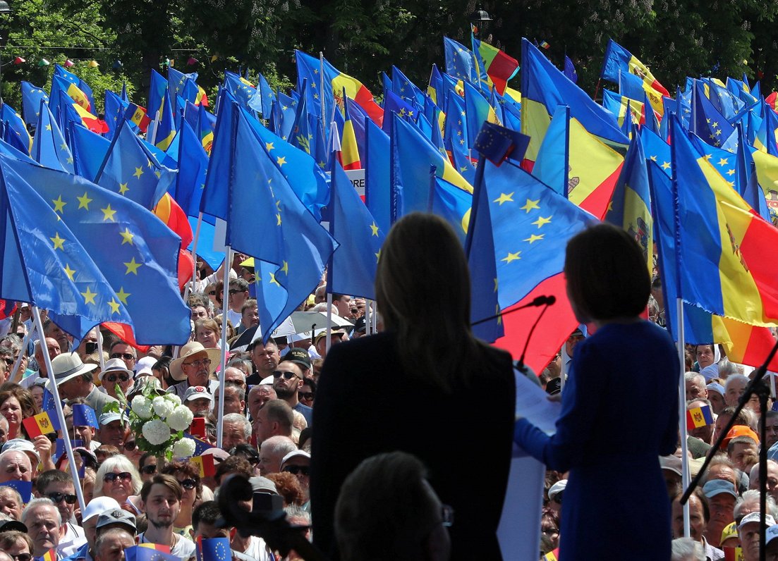 Maija Sandu un Roberta Metsola uzrunā eirointegrācijas atbalstītājus Kišiņevā, Moldovā