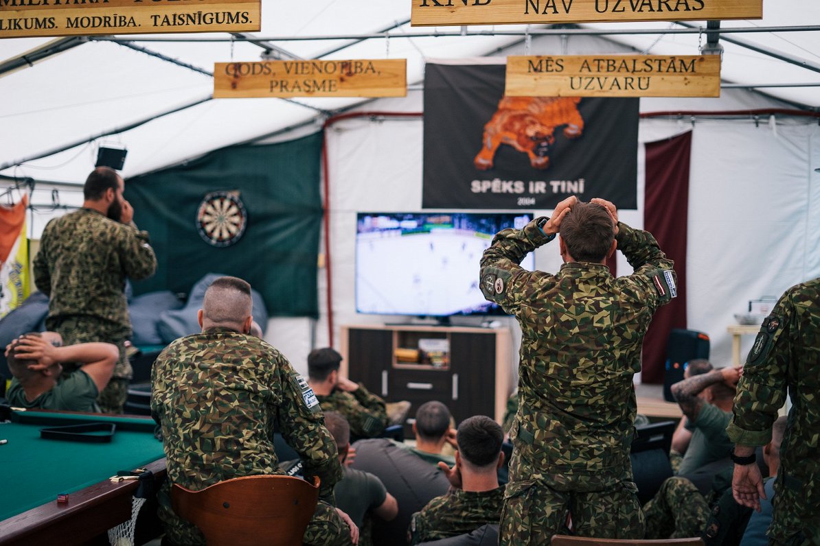 Latvijas misijas karavīri Kosovā seko izlases hokeja spēlei