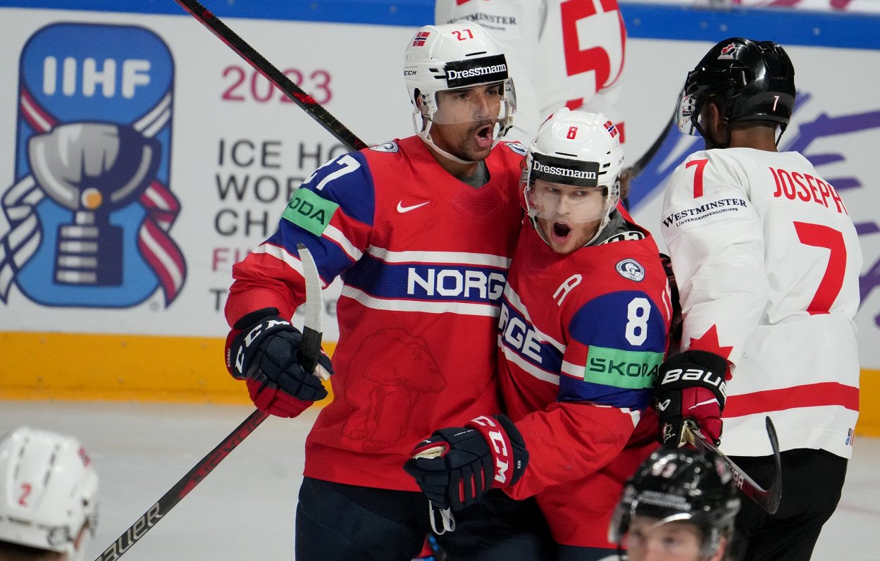 Norvēģijas hokejisti priecājas par vārtu guvumu spēlē pret Kanādu