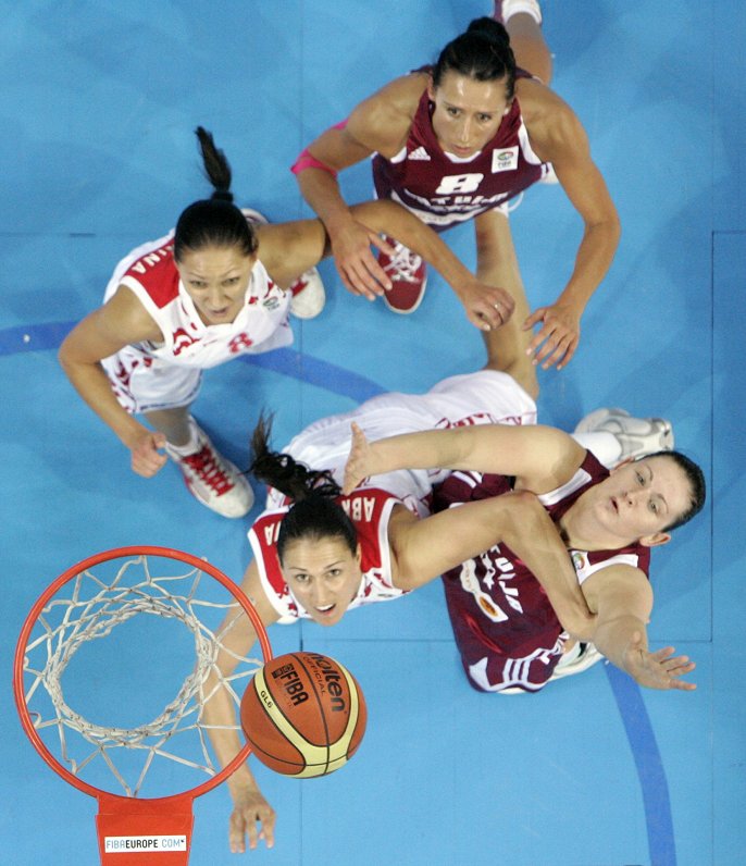 Krievijas basketbola izlases spēlētāja Svetlana Abrosimova (priekšplānā) cīņā ar Latvijas izlases ba...