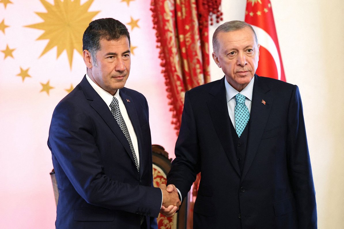 Sinans Ogans (no kreisās) un Redžeps Tajips Erdogans