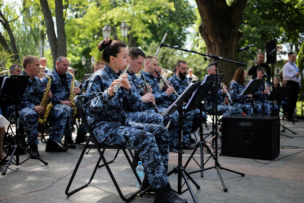 Ukrainas armijas orķestris spēlē atceres dienā Odesā