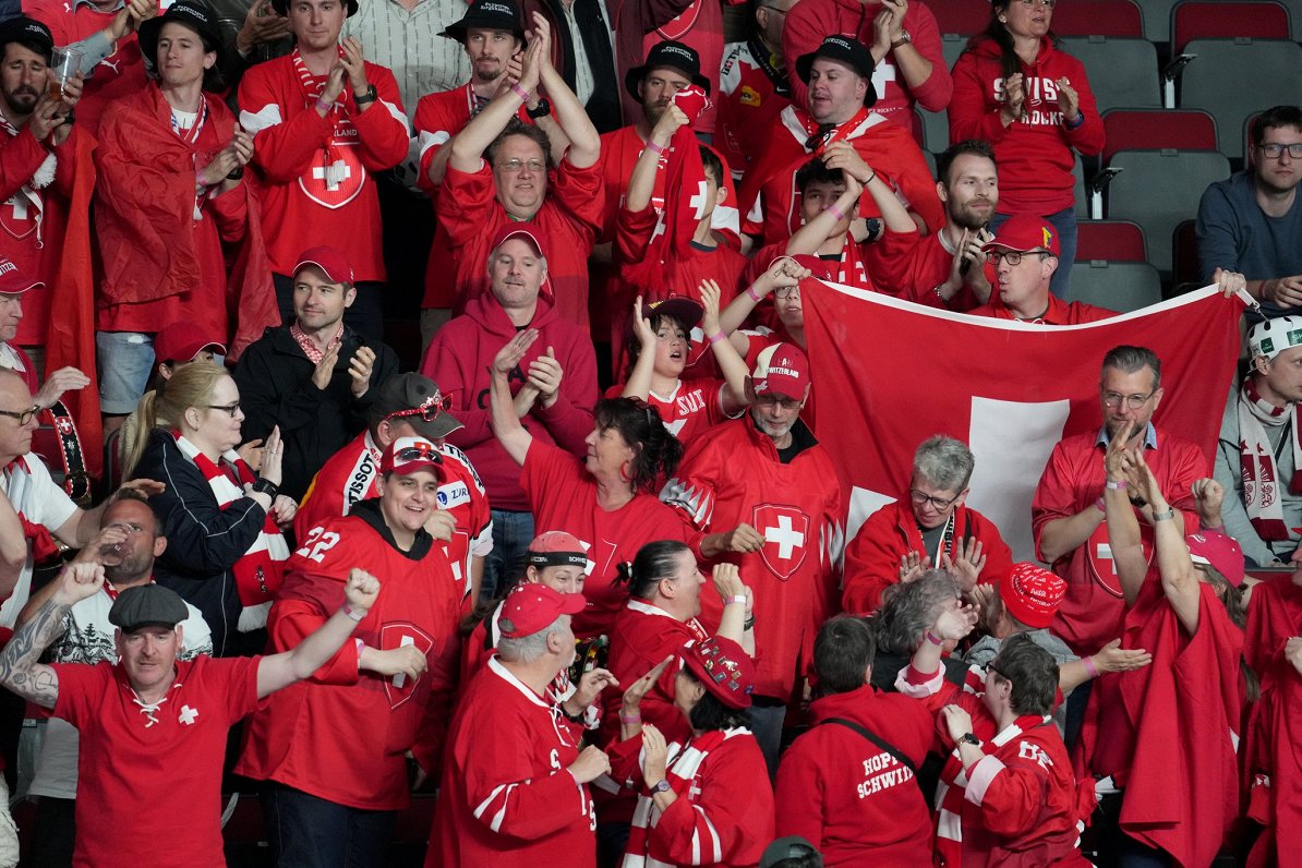 Sveitsiske fans spiller mot det norske landslaget