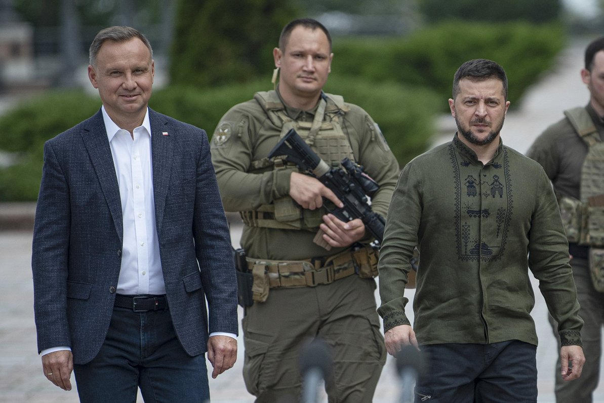 Polijas prezidents Andžejs Duda (no kreisās) ar Ukrainas prezidentu Volodimiru Zelenski