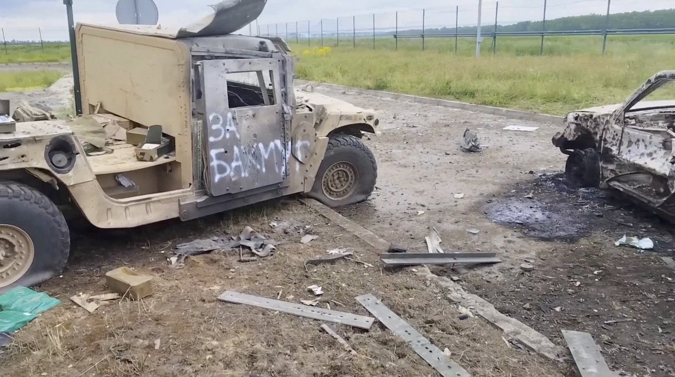Krievija publicējusi video, kurā esot redzama iznīcinātā Ukrainas kara tehnika, kas veikusi iebrukum...