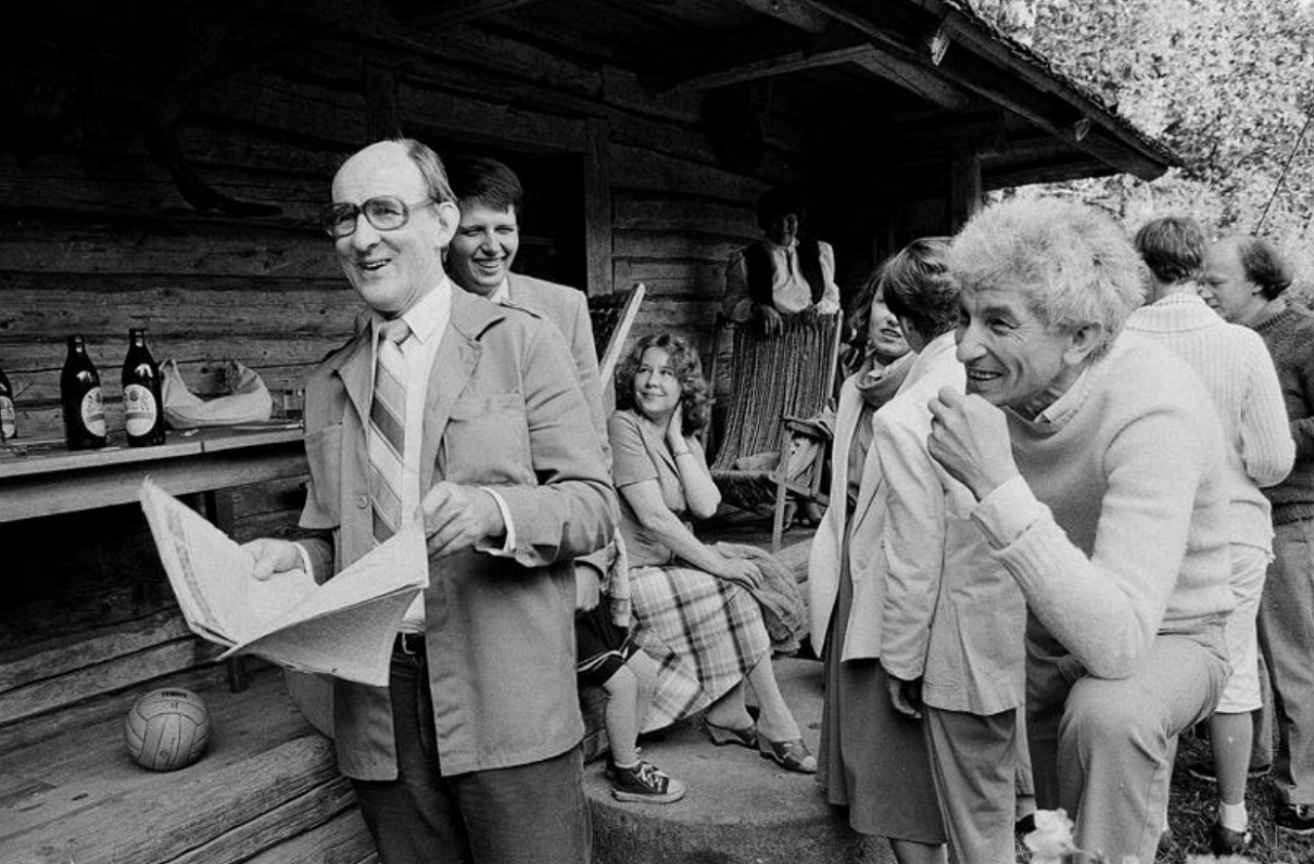 Imants Ziedonis kopā ar režisoru Pēteri Pētersonu Imantos. Murjāņi, 1985. gada jūlijs