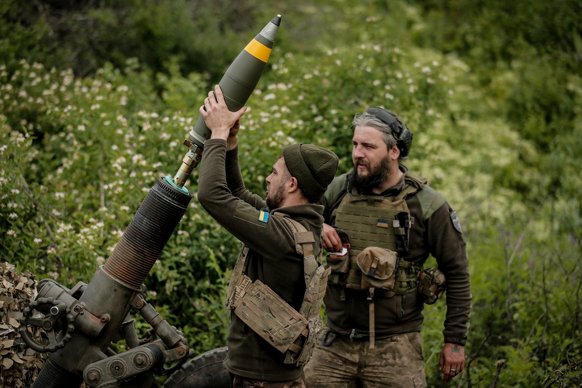 Ukrainas karavīri apšauda Krievijas spēku pozīcijas Bahmutas apkaimē