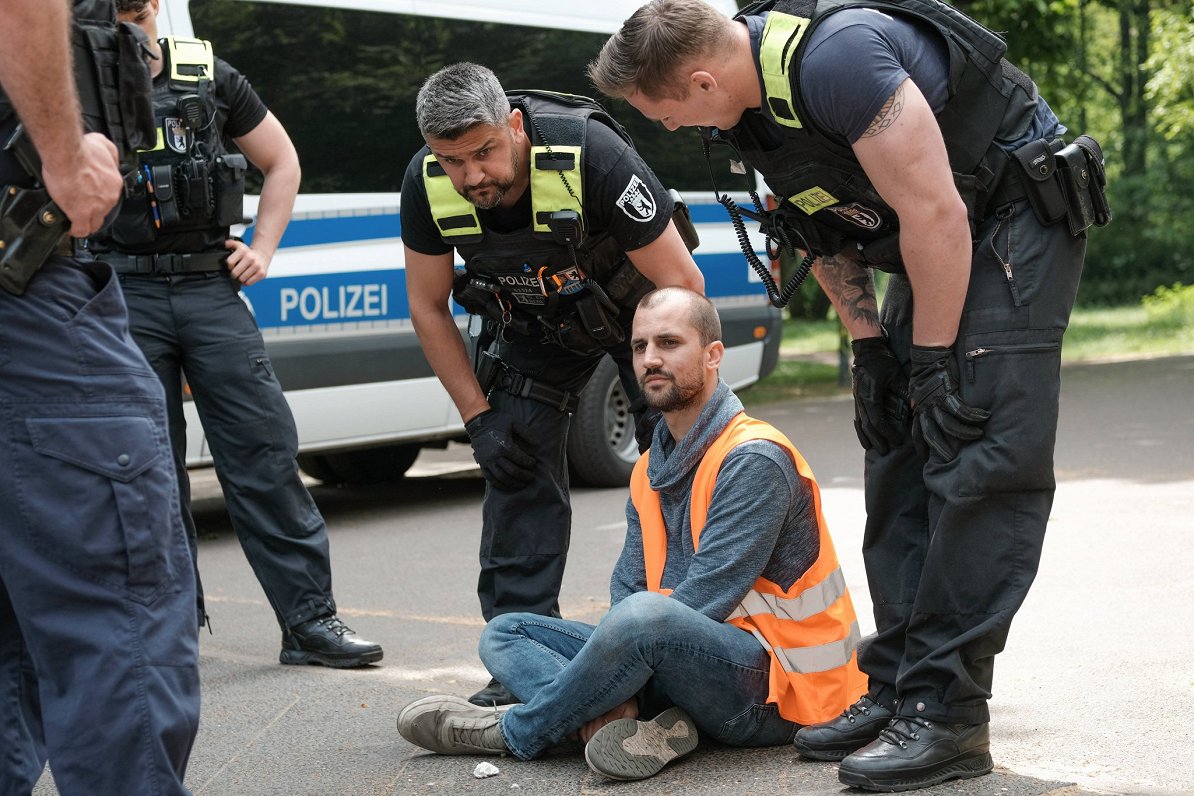 Policija risina sarunas ar klimata aktīvistu, kurš bloķējis satiksmi Berlīnē